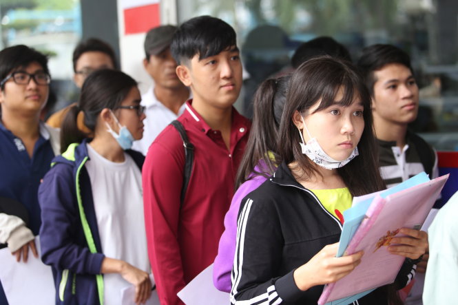 Đông đảo thí sinh và phụ huynh đến nộp hồ sơ xét tuyển tại Trường ĐH Công nghiệp TP.HCM vào đầu tháng 8-2016 - Ảnh: NHƯ HÙNG