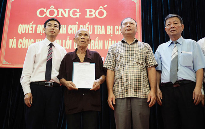 Ông Trần Văn Thêm nhận quyết định đình chỉ điều tra bị can