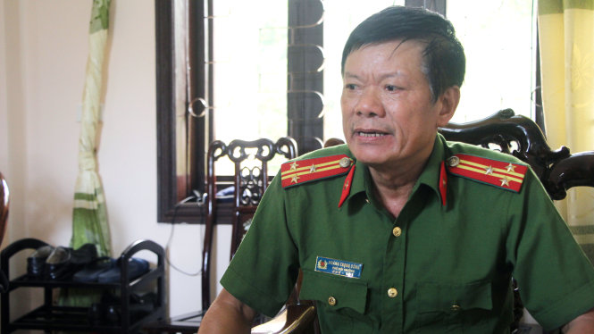 Thượng tá Hoàng Trọng Đống, phó đội trưởng đội thanh tra pháp luật, cơ quan CSĐT Công an tỉnh Nghệ An trả lời Tuổi Trẻ xung quanh vụ việc khai thác gỗ pơ mu trái phép ở Khu bảo tồn thiên nhiên Pù Hoạt - Ảnh: DOÃN HÒA