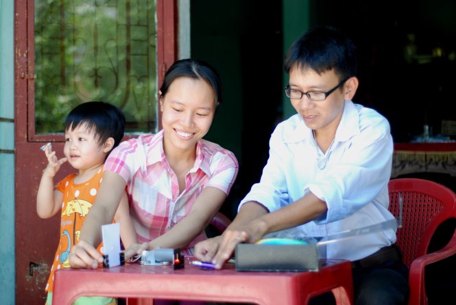 Máy quang phổ tự chế của vợ chồng thầy Ánh được làm từ những vật dụng phế thải - Ảnh: QUỐC NAM