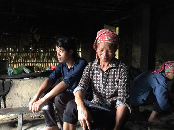 Hai mẹ con anh Nải cứ ngồi thu lu trong góc bếp, thỉnh thoảng lại khóc nấc lên vì nhớ vợ thương con - Ảnh: THÂN HOÀNG