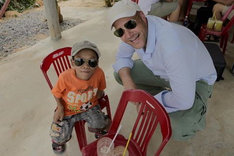 Philipp Abresch và nhân vật của mình trong phóng sự Long Thanh will lachen - Ảnh: Facebook/Philipp Abresch