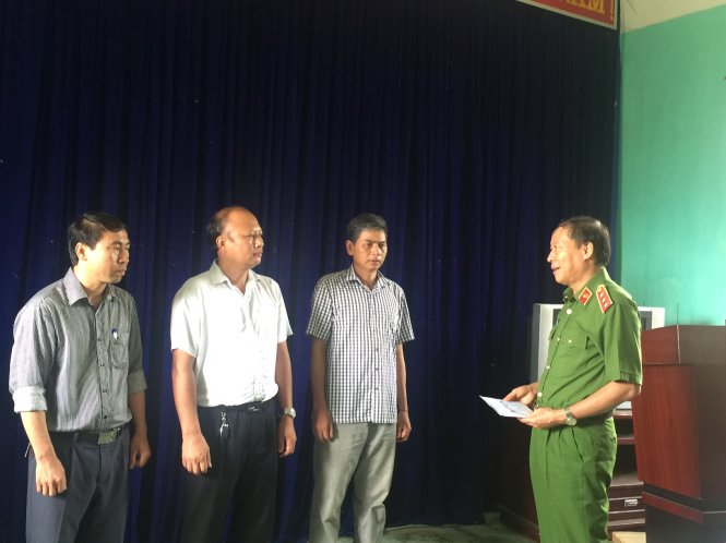 Thứ trưởng Bộ Công an Lê Quý Vương động viên, chia sẻ, trao tặng 30 triệu đồng cho gia đình nạn nhân - Ảnh: THÂN HOÀNG