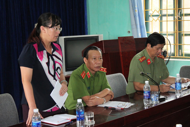 Thứ trưởng Bộ Công an (ngồi giữa) họp nghe báo cáo về vụ án nghiêm trọng này - Ảnh: THÂN HOÀNG