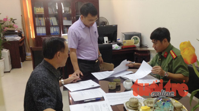 Cán bộ phòng PA83 Công an tỉnh Nghệ An tiếp nhận hồ sơ liên quan đến vụ việc thí sinh được 10 điểm Vật lý nhưng Toán 0 điểm chiều 25-7 - Ảnh: DOÃN HÒA