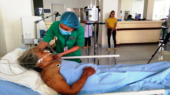 Các bác sĩ chăm sóc cho cụ Lộc - Ảnh: LÊ TRUNG