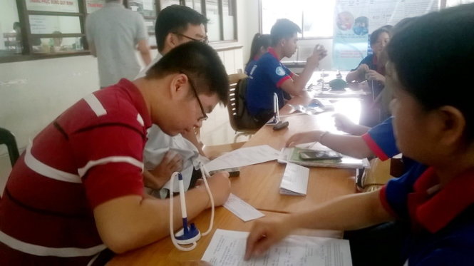 Thí sinh đăng ký xét tuyển tại Trường ĐH Sư phạm kỹ thuật TP.HCM sáng 12-8 - Ảnh: ĐÀM NA