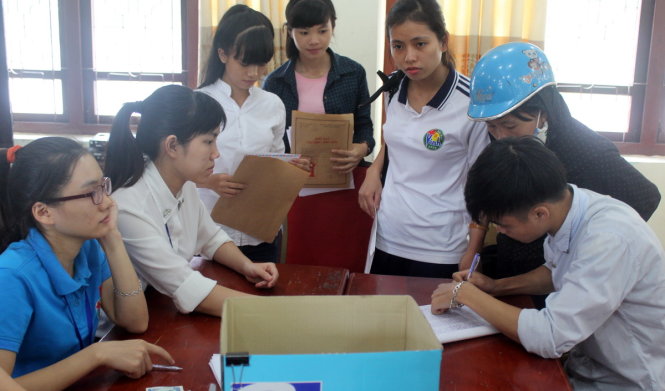 Thí sinh nộp hồ sơ xét tuyển vào Trường ĐH Vinh - Ảnh: DOÃN HÒA