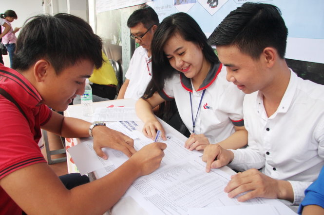 Thí sinh nộp hồ sơ đăng ký xét tuyển tại Trường ĐH Công nghiệp TP.HCM - Ảnh: TRẦN HUỲNH
