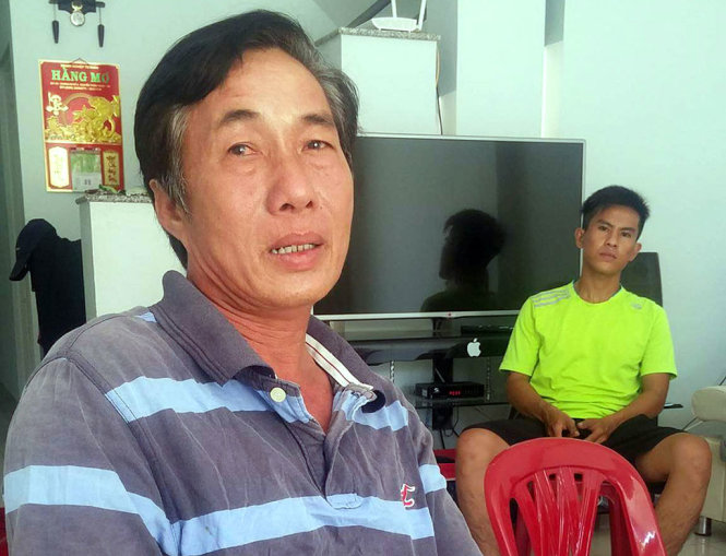 Ông Dần kể lại sự việc cho phóng viên - Ảnh: TR.TÂN