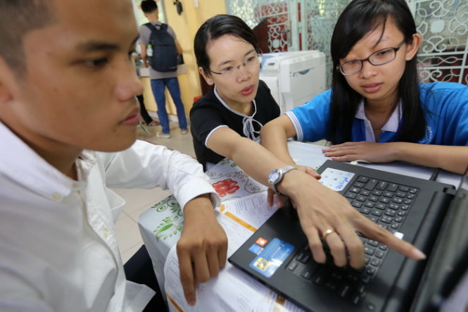 Thí sinh đăng ký xét tuyển trực tuyến - Ảnh: NHƯ HÙNG
