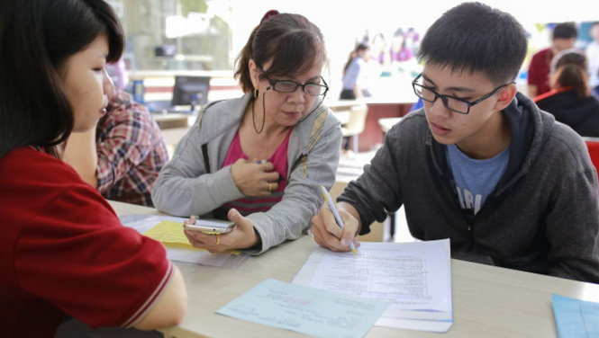 Thí sinh nộp hồ sơ xét tuyển ĐH 2016 - Ảnh: M.G.