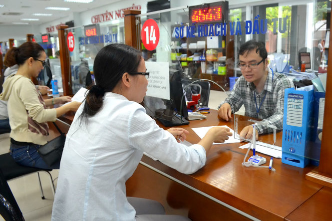 Người dân đến giao dịch tại trung tâm hành chính Đà Nẵng sáng 12-8 - Ảnh: TẤN LỰC