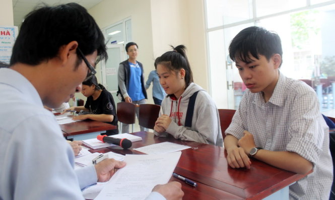 Thí sinh nộp hồ sơ đăng ký xét tuyển tại Trường ĐH Y dược TP.HCM - Ảnh: HẢI QUÂN