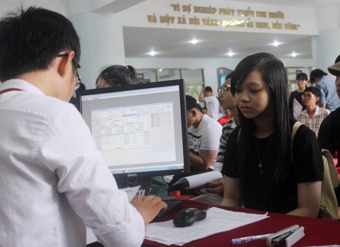 Thí sinh nộp hồ sơ đăng ký xét tuyển tại Trường ĐH Tôn Đức Thắng - Ảnh: HẢI QUÂN