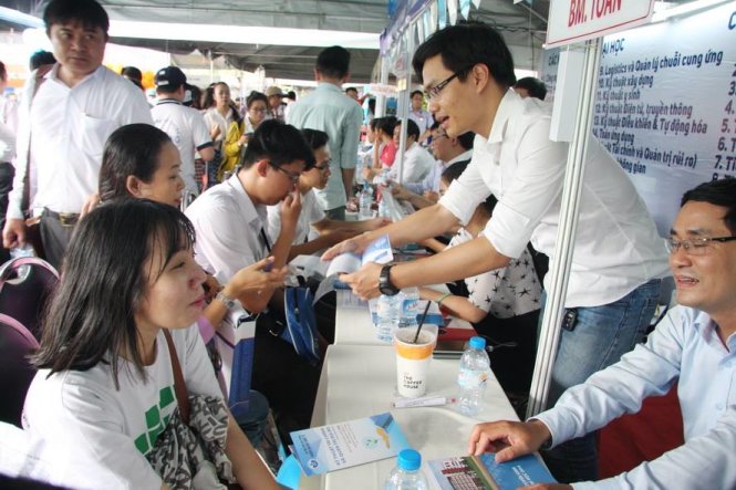 Thí sinh tìm hiểu thông tin xét tuyển năm 2916 của Trường ĐH Quốc tế - Ảnh: TRẦN HUỲNH