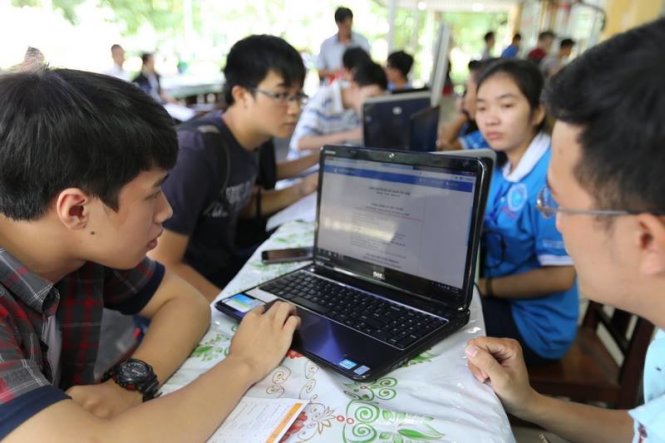 Thí sinh nộp hồ sơ đăng ký xét tuyển trực tuyến tại Trường ĐH Bách khoa TP.HCM - Ảnh: NHƯ HÙNG