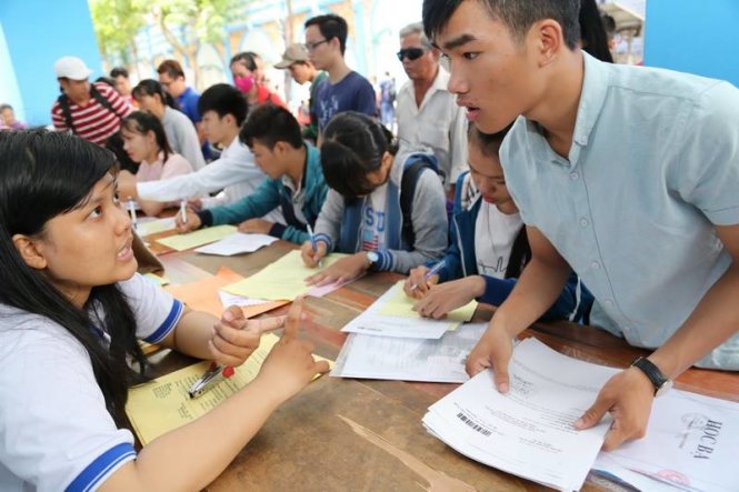 Thí sinh nộp hồ sơ đăng ký xét tuyển tại Trường ĐH Công nghiệp thực phẩm TP.HCM - Ảnh: NHƯ HÙNG