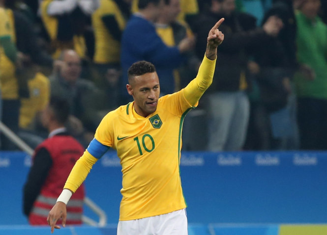 Neymar ăn mừng bàn thắng vào lưới Colombia. Ảnh: REUTERS