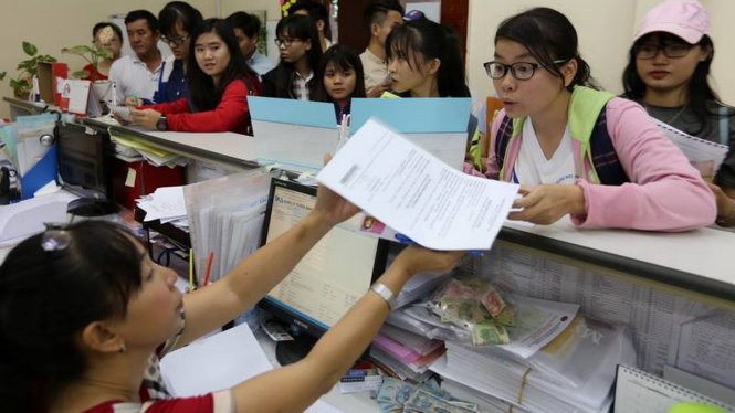 Thí sinh nộp hồ sơ đăng ký xét tuyển tại Trường ĐH Khoa học xã hội và nhân văn TP.HCM - Ảnh: NHƯ HÙNG