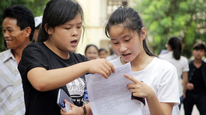 Thí sinh dự thi tại cụm thi Vinh năm 2016 trao đổi bài sau giờ làm bài môn Hóa học - Ảnh: DOÃN HÒA