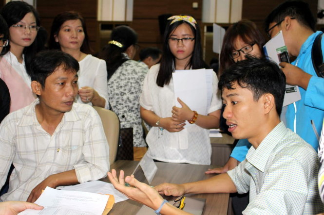 Đông đảo thí sinh đến nộp giấy chứng nhận kết quả thi ngày đầu tiên tại Trường ĐH Kinh tế TP.HCM. - Ảnh: KIM LIÊN