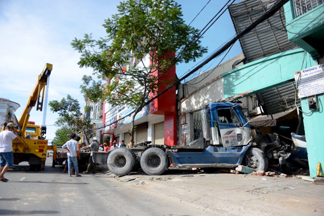 Thi thể ạn nhân bị chiếc xe cuốn vào gầm được lực lượng cứu hộ đưa ra khỏi hiện trường - Ảnh: Lê Phan
