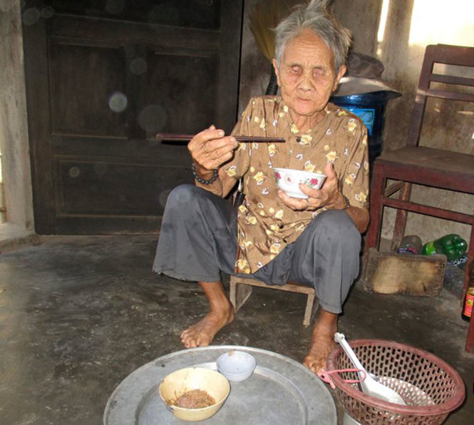 Bữa com đạm bạc của cụ bà Bích trong căn nà lụp xụp.