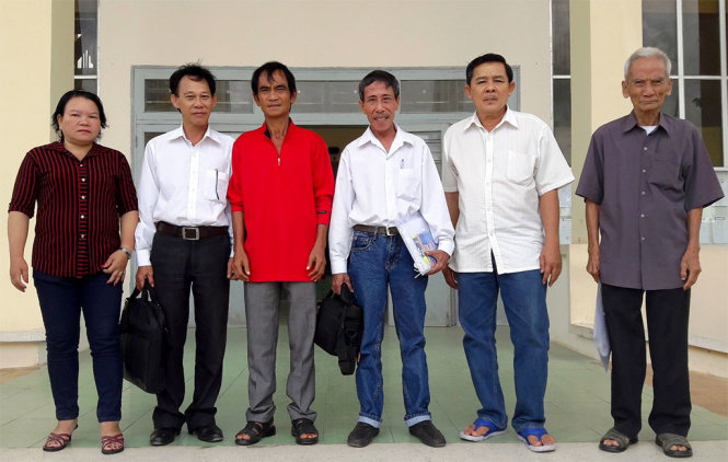 Từ phải qua gồm có các ông Huỳnh Văn Truyện, Huỳnh Trung Nghĩa, Nguyễn Thận, Huỳnh Văn Nén, luật sư Phạm Công Út và bà Nguyễn Thị Cẩm đến TAND tỉnh Bình Thuận ngày 16-8 - Ảnh: NGUYỄN NAM