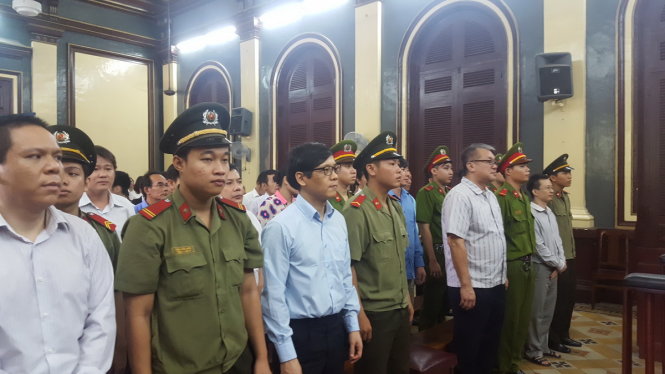 Các bị cáo tại phiên tòa sáng 17-8 - Ảnh: HOÀNG ĐIỆP