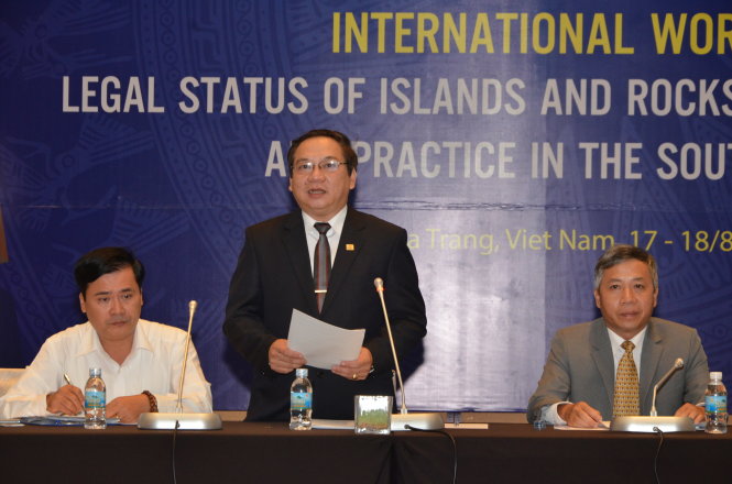 PGS.TS Phạm Đăng Phước, hiệu trưởng Trường ĐH Phạm Văn Đồng (giữa), phát biểu tại cuộc họp báo - Ảnh: Q.T.