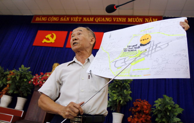 Cử tri Lê Văn Sang (phường 13, Q. Tân Bình) đặt vấn đề trong buổi tiếp xúc cử tri sáng 17-8 - Ảnh: NGỌC DƯƠNG