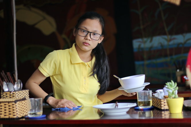 Mới vào Sài Gòn, Hà Giang đã xin ngay vào quán ăn làm thêm kiếm tiền - Ảnh: NGỌC HIỂN