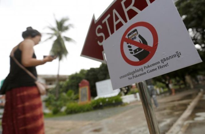 Bảo tàng Tuol Sleng ở Campuhia trưng biển cấm người chơi Pokémon Go trong khu vực bảo tàng - Ảnh: REUTERS