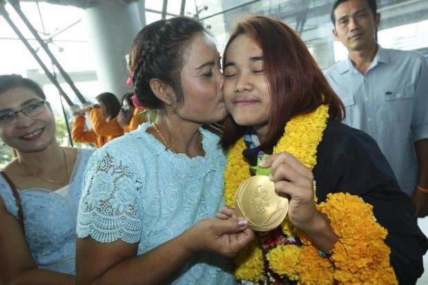 Sopita Tanasan (phải) được chào đón nống nhiệt tại khi về nước. Ảnh: BANGKOK POST