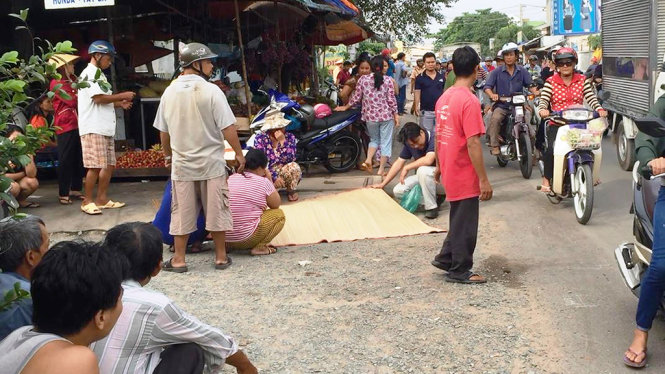 Người thân khóc ngất bên thi thể nạn nhân khiến nhiều người chứng kiến không cầm được nước mắt - Ảnh: Lê Phan