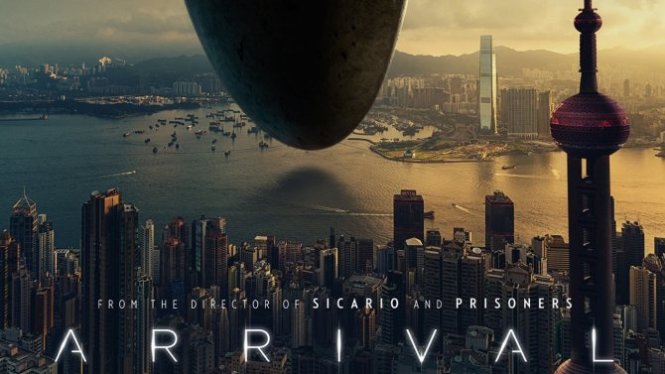 Poster quảng cáo phim Arrival có ghép hình ảnh tháp truyền hình Oriental Pearl Tower của Thượng Hải (bên phải) - Ảnh: Variety