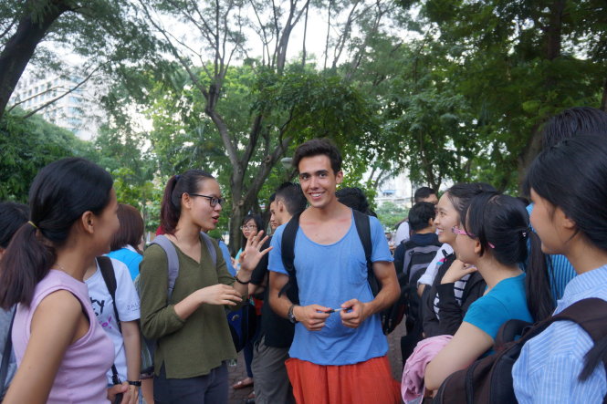 Bạn Jairo Jorge Alonso, sinh viên công nghệ sinh học, du khách người Tây Ban Nha chia sẻ những câu chuyện về đất nước Tây Ban Nha với các bạn trẻ - Ảnh N.C.T.