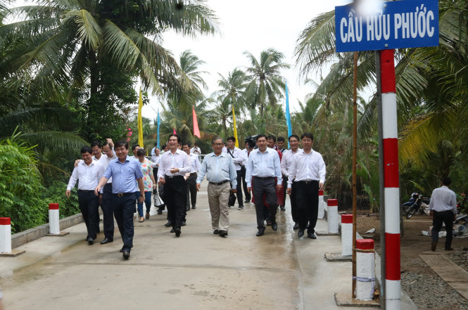Lãnh đạo UBND TP.HCM và tỉnh Bến Tre tham qua cầu Hữu Phươc sau khi cắt băng khánh thành - Ảnh: Anh TRẦN KIM ANH