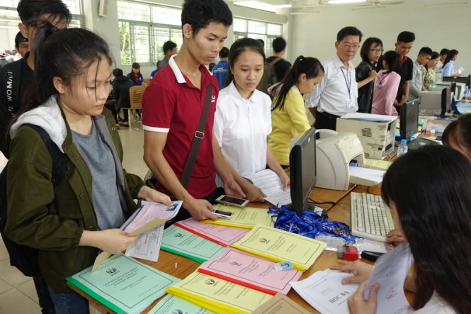 Thí sinh làm thủ tục nhập học đợt 1 năm 2016 tại Trường ĐH Sư phạm kỹ thuật TP.HCM - Ảnh: NHƯ HÙNG