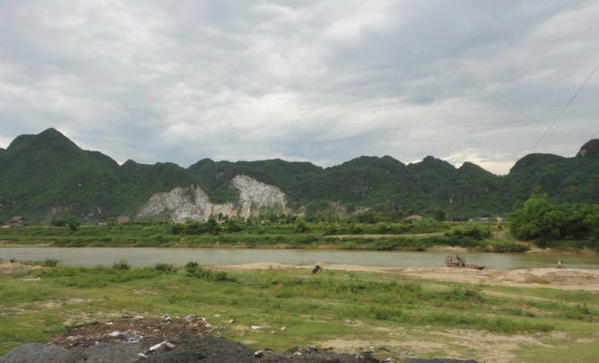 Đoạn sông Con - nơi ông Việt gặp nạn mất tích - Ảnh: D.TUẤN