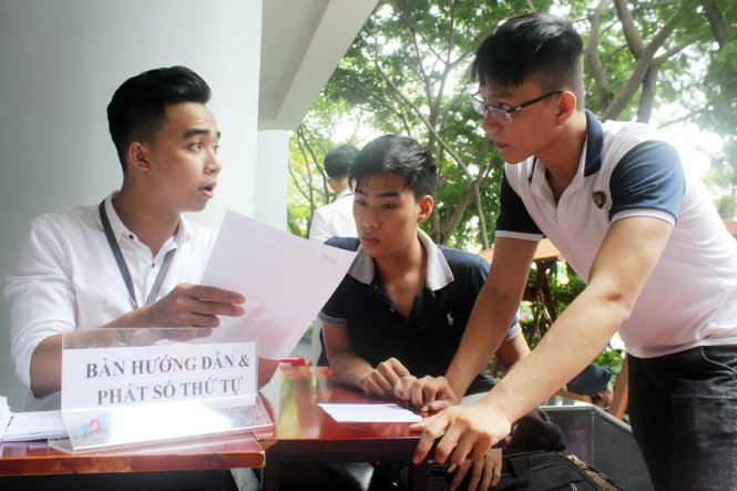 Thí sinh nộp hồ sơ đăng ký xét tuyển đợt 1 tại Trường ĐH Tôn Đức Thắng - Ảnh: HẢI QUÂN