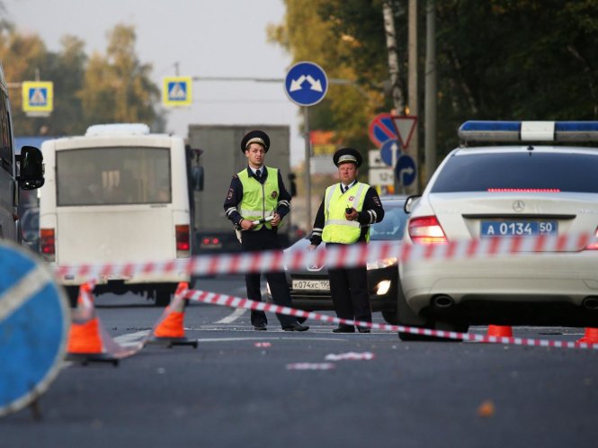 Các cảnh sát đứng bên ngoài đồn cảnh sát trên xa lộ Shchyolkovo ở Balashikha, Nga - Ảnh: Tass/Getty Images