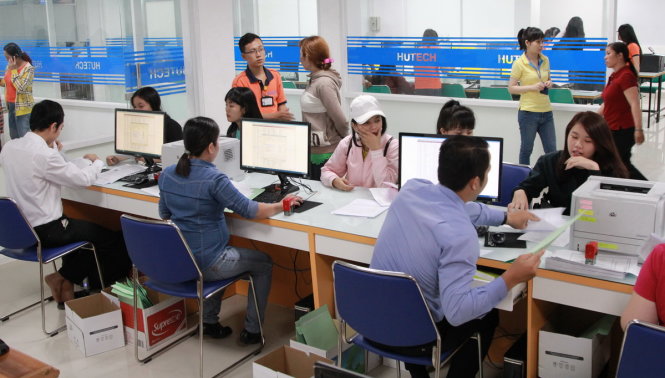 Thí sinh nộp hồ sơ xét tuyển ĐH năm 2016. Ảnh: M.G