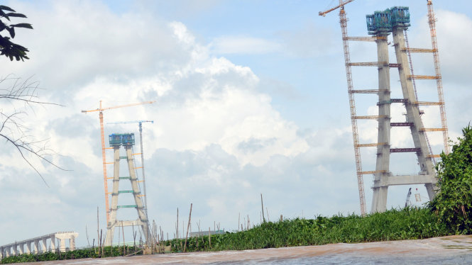 Hình ảnh cầu Vàm Cống phần nằm phía bờ Q. Thốt Nốt, TP Cần Thơ ngày 20-8. Mố A2 bị lệch ở cuối phần cầu này, tính từ trụ dây văng ở giữa sông về phía bên trái - Ảnh: N.TÀI