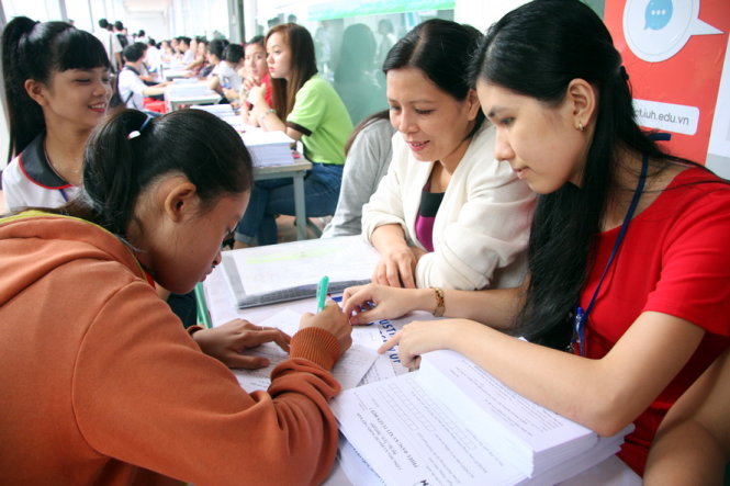 Thí sinh đăng ký xét tuyển tại Trường ĐH Công nghiệp TP.HCM - Ảnh: TRẦN HUỲNH