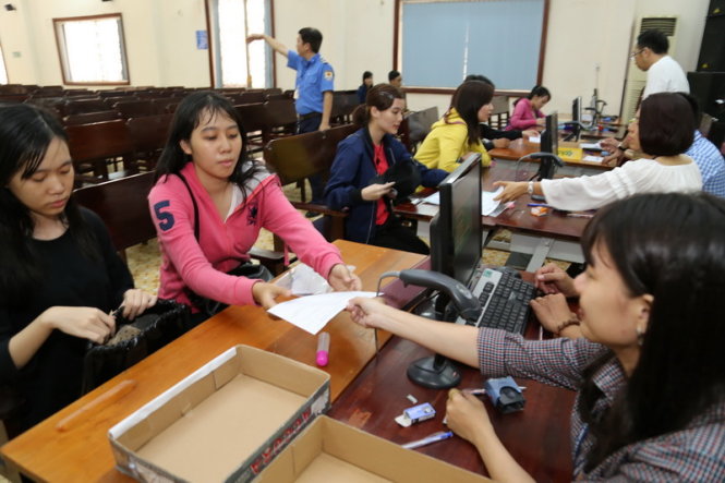 Thí sinh nộp giấy chứng nhận kết quả thi THPT quốc gia cho trường ĐH để xác nhận nhập học. - Ảnh: NHƯ HÙNG