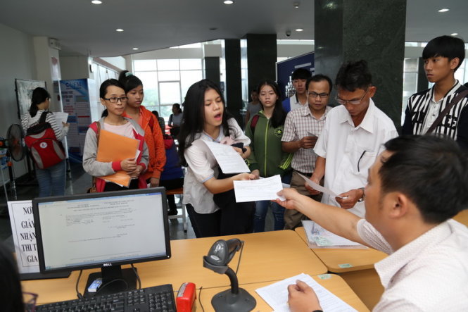 Thí sinh trúng tuyển nộp giấy chứng nhận kết quả thi THPT quốc gia cho nhà trường - Ảnh: NHƯ HÙNG