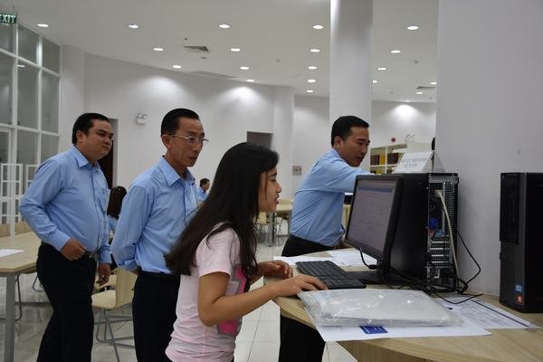 Thí sinh đăng ký xét tuyển trực tuyến tại Học viện Cán bộ TP.HCM - Ảnh: H.V