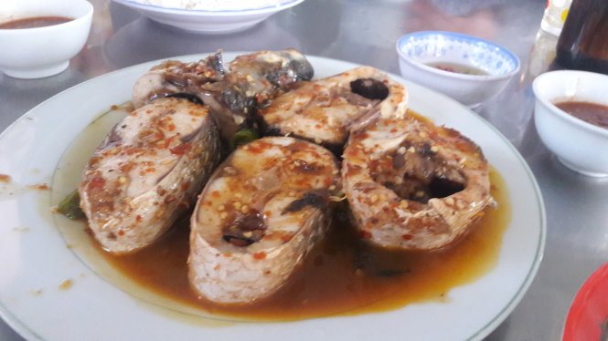 Cá đối Cầu Hai kho cay (tiêu ớt) hơi giống kho tộ trong Nam hay kho cá kiểu ngoài Bắc - Ảnh: TRẦN BÁ THOẠI